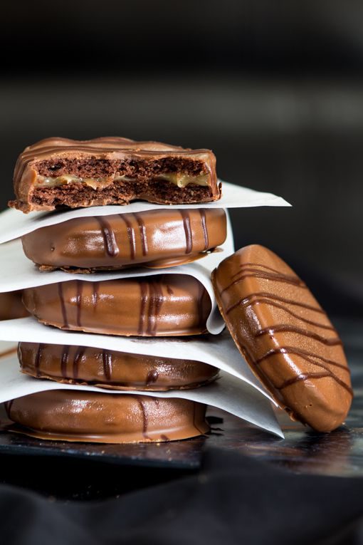 עוגיות סדנדוויץ' שוקולד במילוי קרמל מלוח